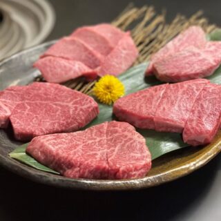 見た目も美しい極上焼肉🐂 当店では、品質は…