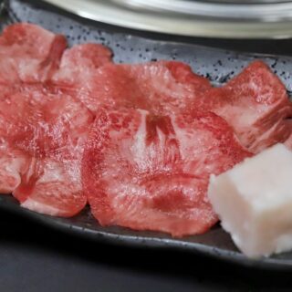 焼肉といえばやっぱりコレ！ 和牛特選タンは、焼肉屋…