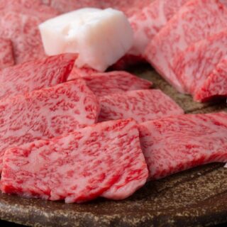 新鮮なA5黒毛和牛を存分に楽しむため、私たちは複数…